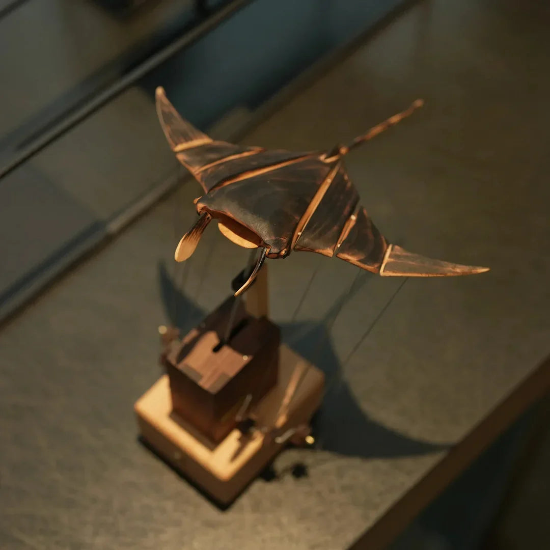 Manta Abyssal – Sculpture Cinétique en Bois