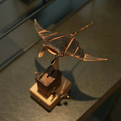 Manta Abyssal – Sculpture Cinétique en Bois